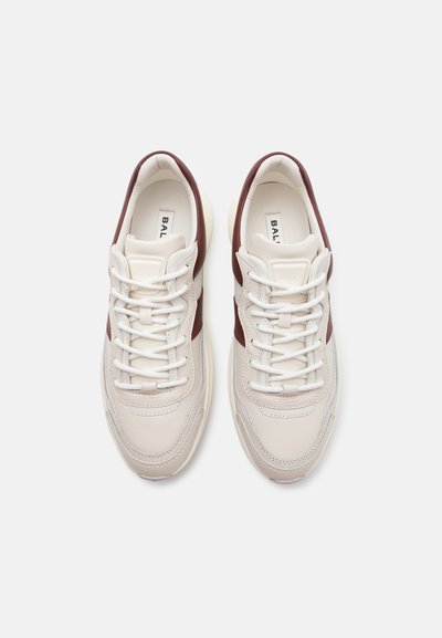 Κρέμα δερμάτινα αθλητικά παπούτσια με μαροον λεπτομέρειες. Διαθέτουν στρογγυλή σιλουέτα, σχέδιο με κορδόνια και ευλύγιστη λαστιχένια σόλα. Μινιμαλιστική επωνυμία στο τζίν.