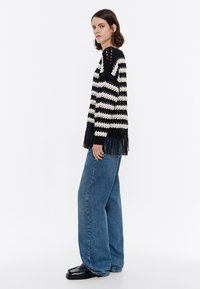 Bimba Y Lola CALADO FLECOS RAYAS - Jersey de punto - black