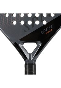 Junior Padel-Schläger in Schwarz, mit strukturiertem Griff, runden Löchern, eckigen Akzenten und einem dreieckigen Halsdesign.