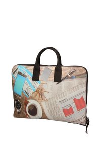 Borsa per laptop con una base marrone texture, caratterizzata da una stampa di caffè, documenti, uno smartphone e accessori; manici neri e zip.