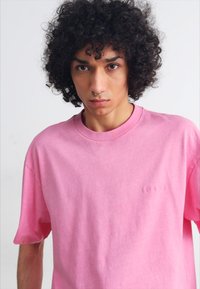 Carhartt WIP DUSTER SCRIPT - Basic T-shirt - charm pink