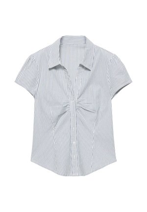 Rövid ujjú fehér blúz vékony kék függőleges csíkokkal, gombos elejű és gallér alatt gyűrt részlettel.