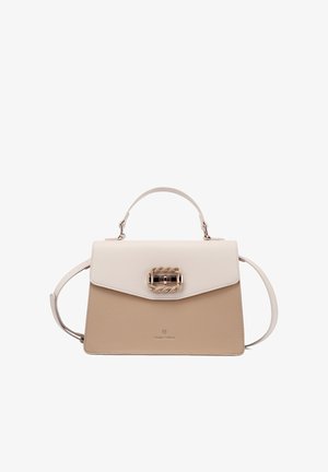 Borsa strutturata beige e crema con manico superiore, tracolla lunga e chiusura decorativa a torsione in metallo dorato sulla patta frontale.