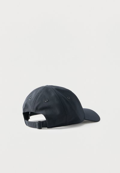 Μαύρο ρυθμιζόμενο καπέλο μπέιζμπολ με μεταλλικό κούμπωμα, εμφανιζόμενο από πίσω σε απλό λευκό φόντο.