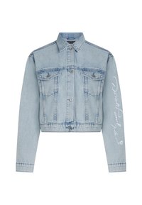 Lyseblå denimjakke med forkortet lengde, knappelukking foran, to brystlommer og lange ermer med hvit brodert tekst på den ene armen.