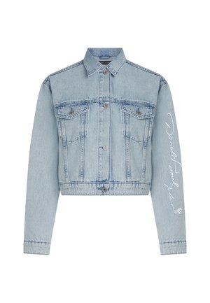 Veste en denim bleu clair coupée avec un devant à boutons, deux poches poitrine et des manches longues présentant un texte brodé blanc sur un bras.