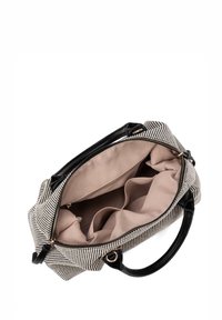 Borsa a tracolla in tessuto a righe con manico in ecopelle nera. L'interno è beige, con più scomparti e una tasca con zip.