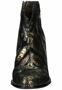 Botín negro hasta el tobillo con piel de textura de reptil, brillo metálico, puntera afilada, costuras decorativas y tacón bajo. Cierre de cremallera en la parte posterior.