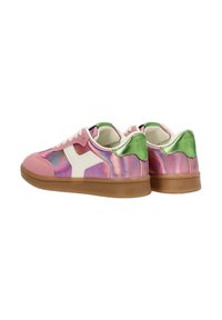 Zapatillas rosas e iridiscentes con acentos verdes, logo blanco y suela de goma. Presentan materiales de ante y sintético brillante.