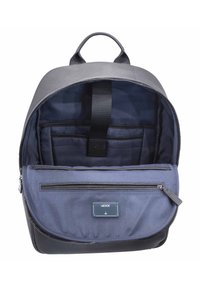 Černý a šedý batoh zaobleného tvaru, s texturovaným exteriérem a námořnickým interiérem. Obsahuje přední zipovou kapsu a vnitřní přihrádky.