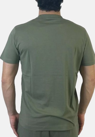 T-shirt oliva a maniche corte, realizzato in tessuto morbido, con scollo rotondo e fit rilassato con cuciture lisce.