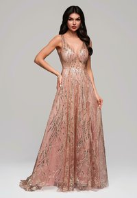 Abito lungo in un delicato rosa con intricati motivi a foglia in paillettes dorate e nere. Presenta una profonda scollatura a V e un design senza maniche.