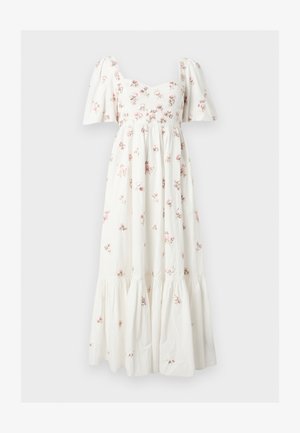 Λευκό midi φόρεμα με φουσκωτά μανίκια, εφαρμοστό κορσέ και μικρό ροζ λουλουδάτο σχέδιο, με φούστα σε στρώσεις με πιέτες.