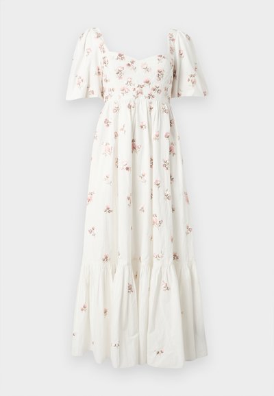 Λευκό midi φόρεμα με φουσκωτά μανίκια, εφαρμοστό κορσέ και μικρό ροζ λουλουδάτο σχέδιο, με φούστα σε στρώσεις με πιέτες.