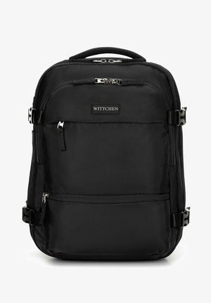 Sac à dos en nylon noir au design structuré, avec des double zips, plusieurs compartiments et un patch logo à l'avant.