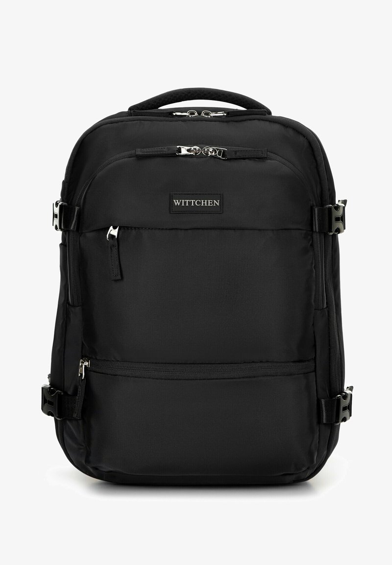 Sac à dos en nylon noir au design structuré, avec des double zips, plusieurs compartiments et un patch logo à l'avant.