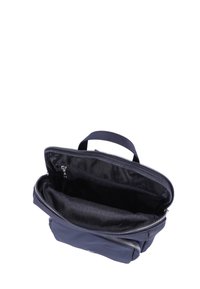Borsa di tessuto blu navy con zip in alto, caratterizzata da un design snello, una tasca interna con zip e una resistente maniglia per il trasporto.