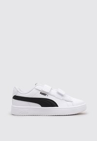 Sneaker bianche realizzate in materiale sintetico, con dettagli neri e cinturini in velcro. Design a bassa altezza con suola testurizzata e dettaglio del logo.