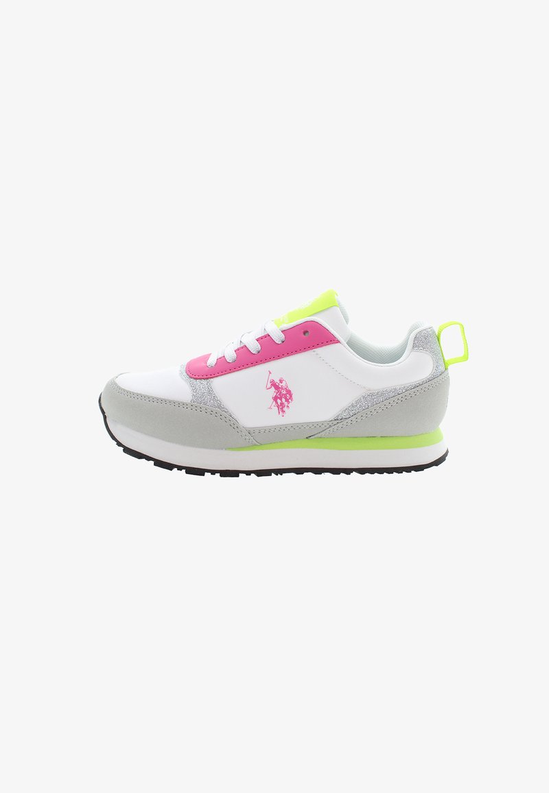 Sport sneaker i vitt, rosa och grått. Har en texturerad grå mockaöverdel, neongröna accenter och en logotyp på sidan. Svart gummisula.