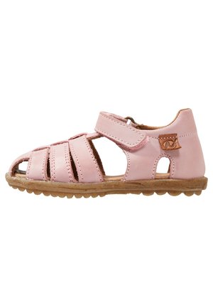 Sandal in pelle rosa con fibbia in velcro, design aperto sulla punta, ritagli laterali e suola in gomma testurizzata con piccoli sporgenze per la presa.