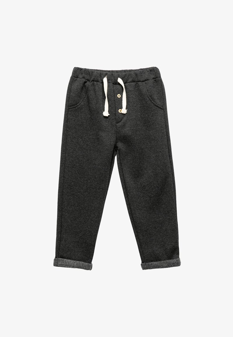 Pantaloni della tuta grigio scuro con una texture morbida, caratterizzati da un cinturino elastico in vita, polsini arrotolati, due tasche laterali e una chiusura con coulisse.