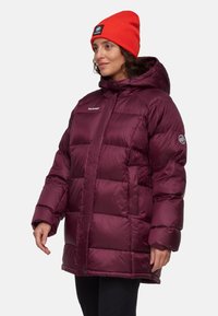 Bordeaux geïsoleerde pufferjas met een capuchon, met een quilted ontwerp, ritssluiting aan de voorkant en logo-accenten op de schouder en borst.