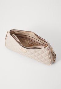 Beige gewatteerde handtas met een rechthoekige vorm, voorzien van een goudkleurige kettingriem en twee met rits afgesloten vakken binnenin.