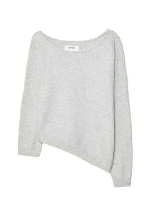 Grå, oversized sweater med bådhals, lange ærmer og en unik asymmetrisk kant; lavet af blødt, tekstureret stof.