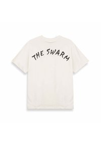 Biała koszulka z krótkim rękawem z czarnym napisem "THE SWARM" wygiętym na górnej części pleców.