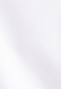 Tessuto bianco con una superficie liscia e texturizzata e una lieve lucentezza. Presenta un motivo di tessitura diagonale. Nessun motivo o accento visibile.