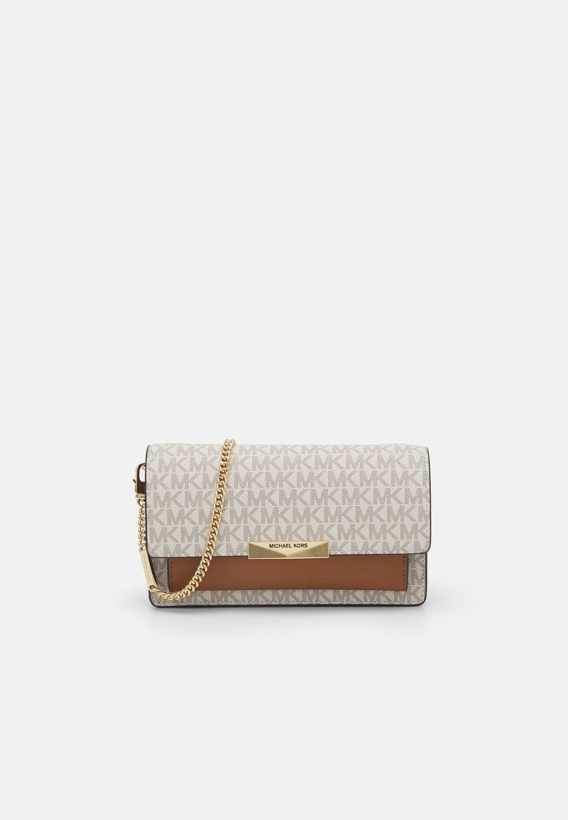 Michael Kors håndtaske i beige og brun, med et logo mønster, kædestrop og en hardware detalje i guldtonet. Tekstureret overflade.