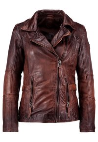 Giacca da moto in pelle marrone con un design aderente, chiusura frontale con zip e due tasche laterali. Presenta cuciture texturizzate sulle spalle e dettagli decorativi.