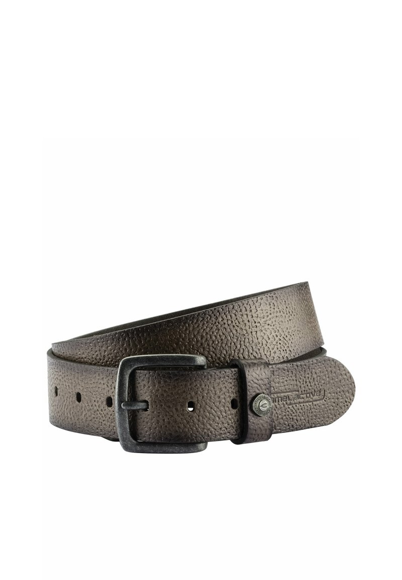 Bruine lederen riem met structuur en een matte zwarte metalen gesp, met meerdere gaten en een ronde punt voor verstelbare maat.