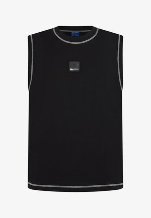 Fekete ujjatlan póló fehér kontrasztos varrással a nyaknál, a karnyílásoknál és az alsó szegélynél, mellkason középen egy kis négyzet alakú logó folttal.