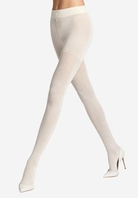 Weiße gemusterte Strumpfhosen mit einem Fischgrätenmuster, aus einem strukturierten Material, mit einem taillierten Bund, kombiniert mit weißen High Heels.