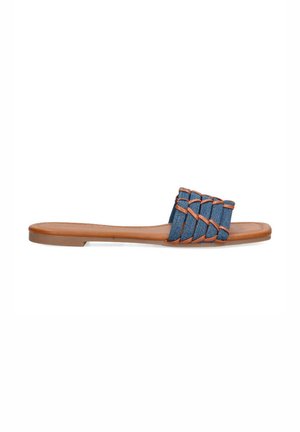 La sandalia deslizante de denim presenta una tira trenzada en azul con detalles en marrón, suela plana color tostado y diseño de punta abierta. Calzado simple y casual.