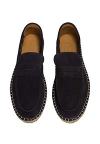 Scarpe slip-on in suede blu navy con suola piatta, punta arrotondata, dettaglio a fiocco decorativo e cuciture in contrasto lungo i bordi.