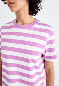Selected Femme SLFESSENTIAL TEE - Trükipildiga T-särk - first bloom
