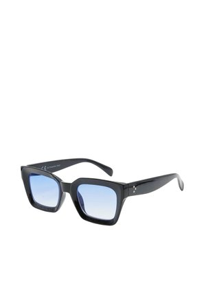 Occhiali da sole rettangolari neri con montatura spessa e lenti blu sfumate, inclinati a destra su uno sfondo bianco.