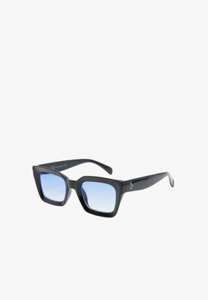 Occhiali da sole rettangolari neri con montatura spessa e lenti blu sfumate, inclinati a destra su uno sfondo bianco.