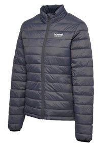 Mörkgrå pufferjacka med hög krage, har horisontell quiltning, en full dragkedja och en logotyp på vänstra bröstområdet.