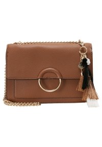 Borsa a mano in pelle marrone con una finitura texturizzata, dotata di un accento di hardware oro circolare, tracolla a catena e dettaglio con pon pon multicolore.