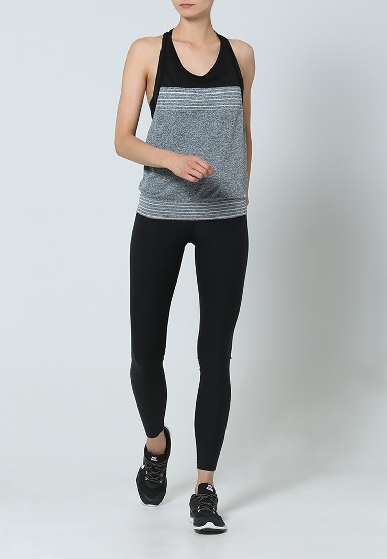 Grå och svart atletisk tanktop med horisontella ränder, matchad med svarta leggings och svarta sneakers. Stilren design, lättviktsmaterial.