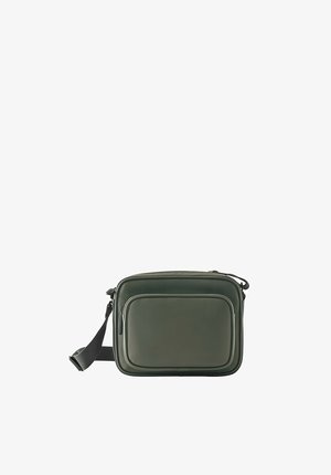 Petit sac bandoulière rectangulaire vert foncé avec poche zippée à l'avant et bandoulière noire réglable sur fond blanc.
