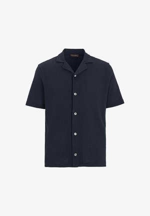 Granatowa koszula z krótkim rękawem z fakturowanej tkaniny, z kołnierzem z wycięciem, zapinana na sześć przednich guzików, o luźnym kroju.