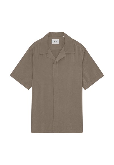 Chemise marron à manches courtes, boutonnée, avec un col camp et une patte cachée, posée à plat sur fond blanc.