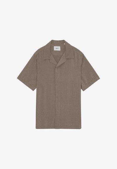 Chemise marron à manches courtes, boutonnée, avec un col camp et une patte cachée, posée à plat sur fond blanc.