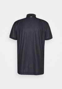 Svart kortärmad polo skjorta med en subtil geometrisk mönstring, krage och slät textur. Ren design, utan ytterligare detaljer.