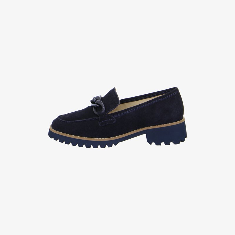 Mocassin pour femme en daim bleu marine avec semelle en caoutchouc épaisse et détail chaîne décorative à l'avant.