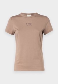 Rudas medvilninis marškinėliai trumpomis rankovėmis, apvalia iškirpte ir siuvinėtu "CK" logotipu krūtinėje. Lygus tekstūra su paprastu dizainu.